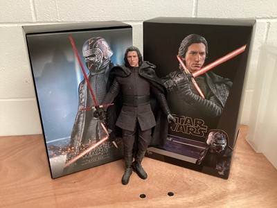 Lot 675 - Star Wars Hot Toys 1/6th scale Obi-Wan Kenobi MMS283, Kylo REN MMS560, Cobb Vanth TMS084, Rey & D-O MMS559, Qui-Gon Jinn MMS525 & Obi-Wan Kenobi deluxe version MMS478, with boxes (DISPLA...