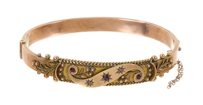 Lot 459 - Edwardian 9ct gold hinged bangle