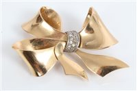 Lot 3302 - 1940s yellow metal bow brooch set with...