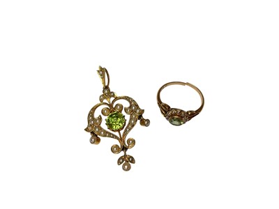 Lot 67 - Edwardian 15ct gold peridot and seed pearl open work pendant and similar 18ct gold ring (cut)