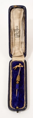Lot 952 - Edwardian gold stick pin with running fox terminal, the pin stamped 9ct, cased, pin 5.5cm long