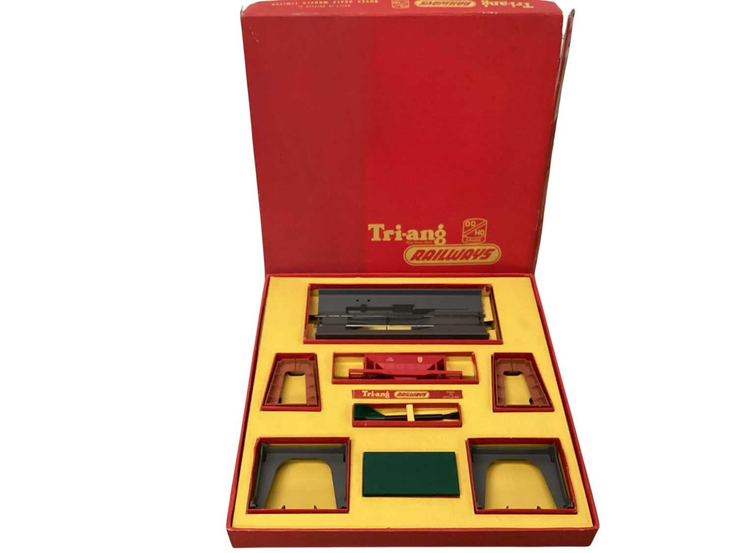 Lot 670 - Triang OO Gauge Operating Hopper Car Set, boxed R404 & Hornby turntable, boxed R408U (2)
