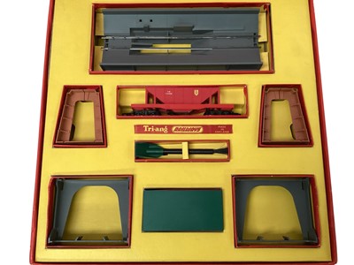 Lot 670 - Triang OO Gauge Operating Hopper Car Set, boxed R404 & Hornby turntable, boxed R408U (2)