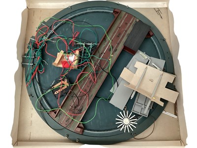 Lot 670 - Triang OO Gauge Operating Hopper Car Set, boxed R404 & Hornby turntable, boxed R408U (2)