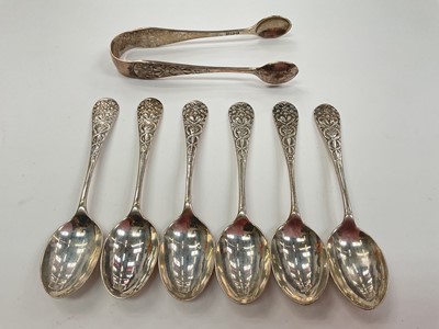 Lot 1005 - Set of six Edwardian silver teaspoons and pair of matching silver sugar tongs (London 1901)