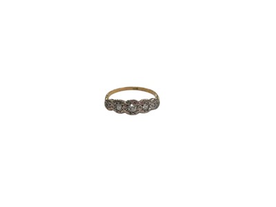 Lot 1009 - 18ct gold diamond five stone ring