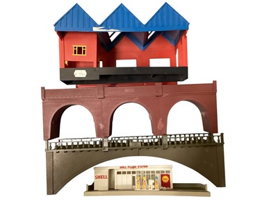 Lot 1963 - Tri-ang OO Gauge loose buildings, scenery & track (1 box)