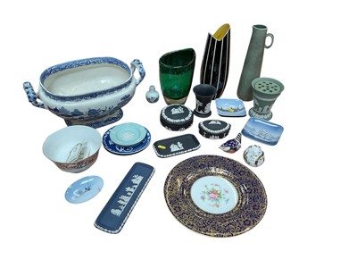 Lot 404 - Group of assorted ceramics and glassware to include a mid century Hornsea vase, Wedgwood and Royal Crown Derby.