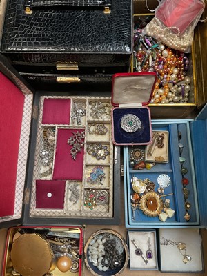 Lot 148 - Group of vintage costume jewellery including a citrine pendant necklace, various beads, vintage brooches, hat pins, Stratton compact and other bijouterie