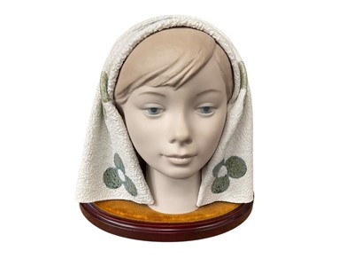 Lot 210 - Lladro bust of a lady