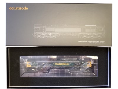 Lot 1802 - Accurascale OO Gauge Freightliner Green General Motors Electromotive Diesel Class 66 Locomotive, ERA 9-10 DCC Sound Fitted, boxed (1)