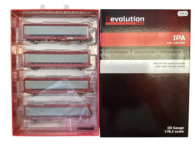 Lot 1807 - Revolution Trains OO Gauge IPA/TDT-852 Quad Car Carrier & IPA/TD-452 Twin Car Carrier, both with roofs and side screens, boxed (2)