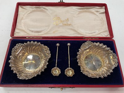 Lot 1112 - Pair of Edwardian silver salt cellars in a fitted case with matching spoons (Birmingham 1903)