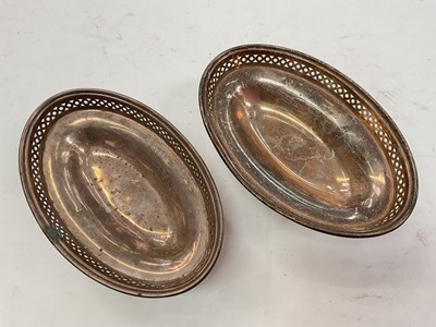 Lot 1057 - Pair of 1920s silver oval pedestal dishes with pierced decoration (Birmingham 1923)