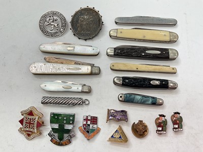 Lot 1120 - Group of silver and mother of pearl fruit knives, other penknives, French silver coin brooch, enamel badges etc