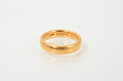 Lot 487 - 22ct gold wedding ring