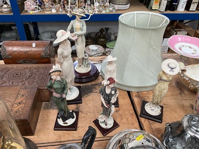 Lot 23 - Capodimonte Giuseppe Armani lamp together with a similar group of figures