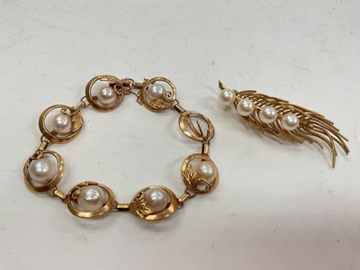 Lot 1086 - Yellow metal (stamped 14K) cultured pearl bracelet and a yellow metal (stamped 14K) cultured pearl stylised leaf/ feather brooch