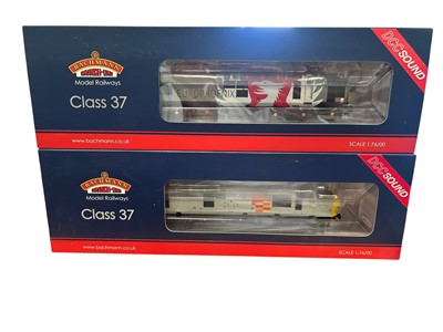 Lot 1833 - Bachmann OO Gauge Class 37/0 BR Railfreight General Grey (Regional Exclusive Model) 37104, boxed 32-775NFDS and Class 37/7 Europhoenix 37884, boxed 32-393DS (2)