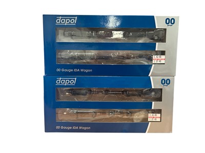 Lot 1859 - Dapol OO Gauge Twin Pack IDA Super Low 45 Container Wagons, boxed 4F-054-004 (x2), Tiphook Rail Blue Telescopic Hood Wagon, boxed 4F-039-006 & Tiphook Rail Pocket Wagon and MOL40' Container,...