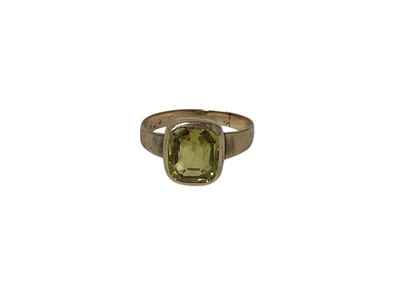 Lot 406 - Antique chrysoberyl single stone ring in gold setting