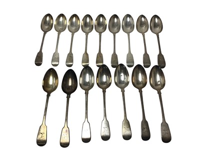 Lot 176 - Set of sixteen George IV silver tablespoons with engraved armorial crests (London 1825)