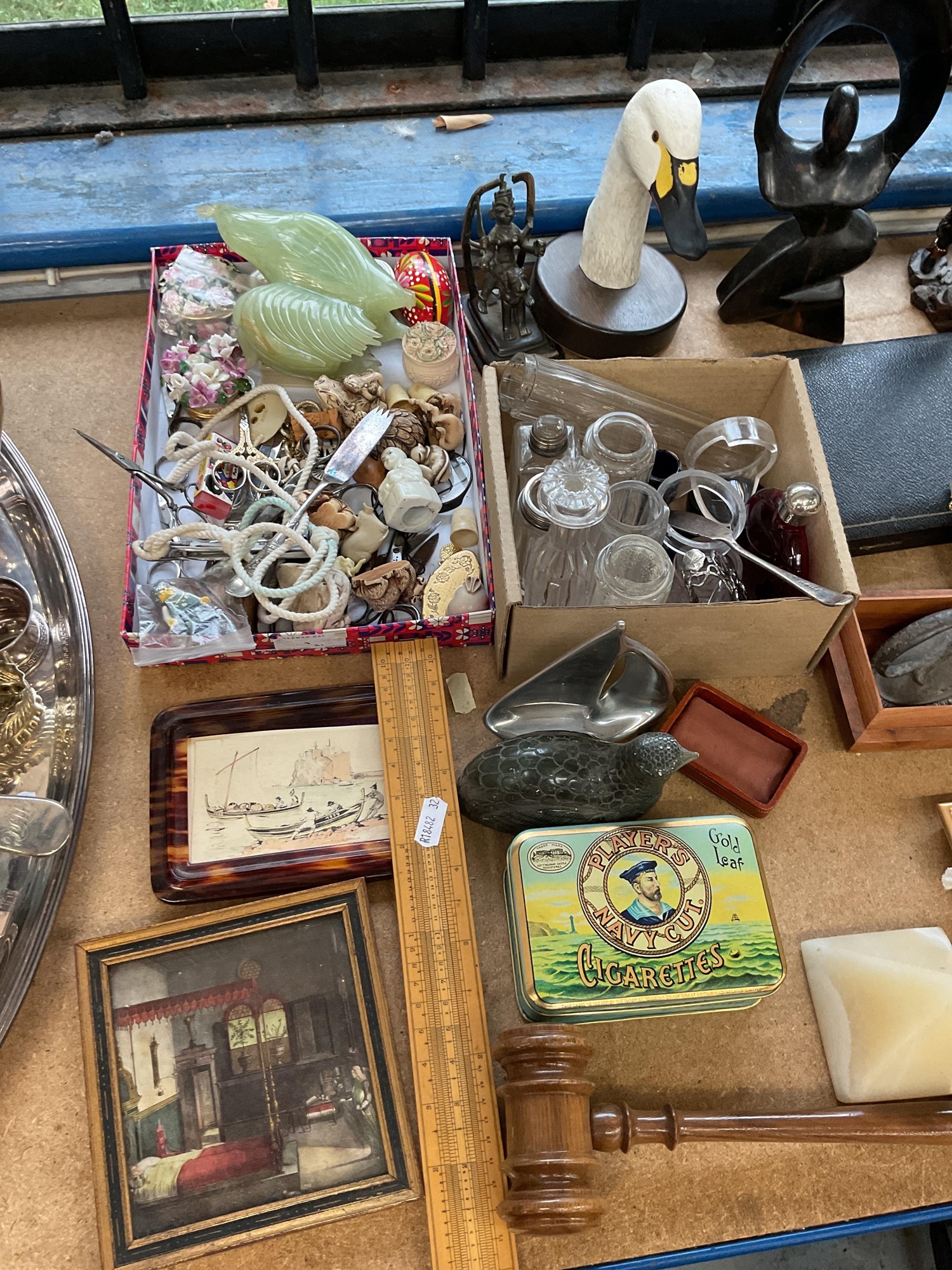 Window Sundries Lot 50 - Mixed group of sundry decorative items
