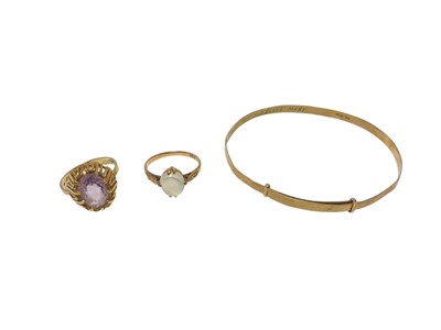 Lot 113 - 14ct gold oval amethyst ring in abstract setting, 14ct gold moonstone cabochon ring and 9ct gold bangle (3)