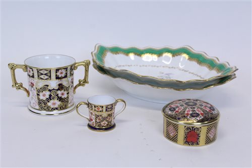 Lot 2029 - Royal Crown Derby Old Imari pot and cover, two-...