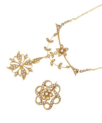 Lot 356 - Late Victorian 15ct gold and seed pearl pendant necklace and similar brooch