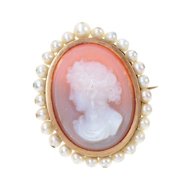 Lot 357 - Victorian carved sardonyx cameo brooch in gold and pearl mount