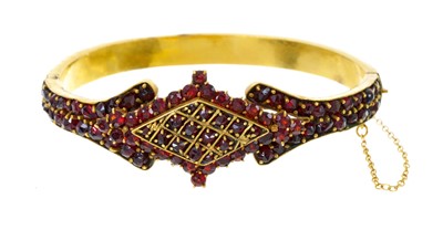 Lot 358 - 19th century Bohemian garnet hinged bangle