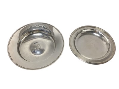 Lot 279 - 1920s silver dish of circular form, on three scroll feet (Birmingham 1927) .