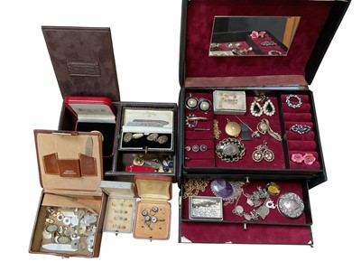 Lot 91 - Vintage costume jewellery and bijouterie