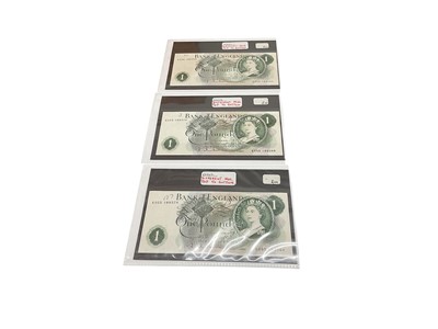 Lot 426 - G.B. - Bank of England Hollom Series 'C' green One Pound error notes - different serial numbers at top and bottom of note x 3 (N.B. All three notes have been pen marked) otherwise EF-GEF (3 bank...