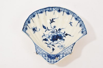 Lot 16 - 18th century Derby scallop shell pickle dish, c.1775-80, with blue and white decoration. For a similar shell, see Bradley (HG), ed, Ceramics of Derbyshire 1750-1975, 1978, fig 182.