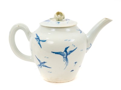 Lot Rare First Period Worcester porcelain teapot, c.1758, Thrush pattern, decorated in blue and white, painter’s mark to base.