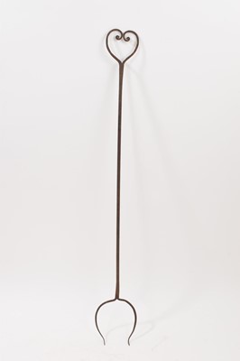 Lot 722 - 18th century toasting fork, with horseshoe shaped prongs and a scrolled heart finial.