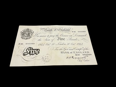 Lot 438 - G.B. - Bank of England Peppiatt white Five Pound banknote, London 30 October 1944, prefix E50 (N.B. Circular ink stamp mark lower middle left) otherwise GVF-AEF (1 banknote)