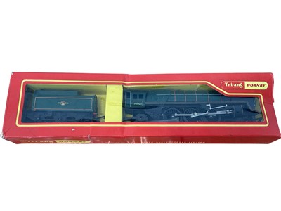 Lot 1907 - Tri-ang Hornby OO Gauge 4-6-2 BR Green Britannia Class tender locomotive 70000, boxed R259S, plus Pullman !st Class coaches Mary & Jane and 2nd Class brake coaches Car No.27 (x2), all boxed (...