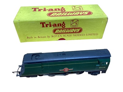 Lot 1926 - Tri-ang TT Gauge 4-6-2 Clan Line green Merchant Class locomotive 35028, boxed T93 (1)