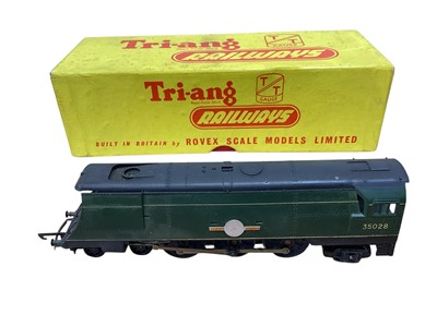 Lot 1927 - Tri-ang TT Gauge 4-6-2 green Merchant Class locomotive 35028, boxed T93 (1)