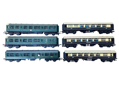 Lot 1934 - Tri-ang TT Gauge Pullman coaches Snipe, Falcon & Eagle, plus BR green lined 3 car DMU, all loose (6)