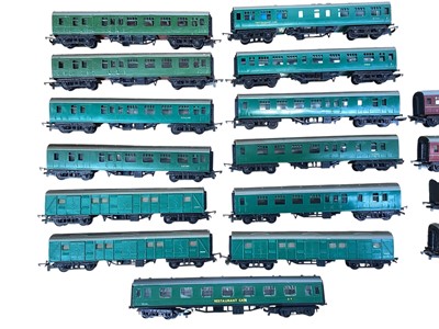 Lot 1937 - Tri-ang TT Gauge SR coaches including two restaurant cars & freight (two repainted), all loose (11)