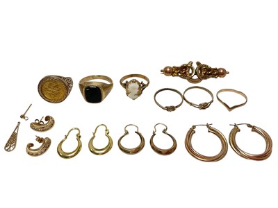 Lot 132 - Group of 9ct gold jewellery to include various rings, hoop earrings, horseshoe bar brooch etc