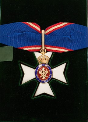 Lot 2 - Commander of the Royal Victorian Order, silver gilt and enamel neck badge (numbered C971) in case of issue