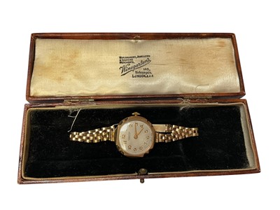 Lot 95 - 1950s Winegartens 9ct gold cased ladies' wristwatch on 9ct gold bracelet, in box