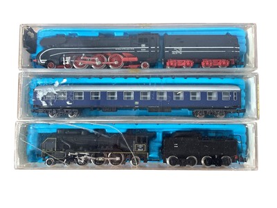 Lot 1984 - Atlas N Gauge DB black & red tender locomotive No.2193 & 1st Class coach No.2681, plus French SNCF tender locomotive No.2197, all boxed (3)