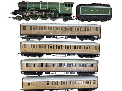 Lot 2007 - Hornby OO Gauge 4-6-2 BR LNER lined green A1 Class Flying Scotsman and motorised tender, plus four teak coaches, all loose (6)
