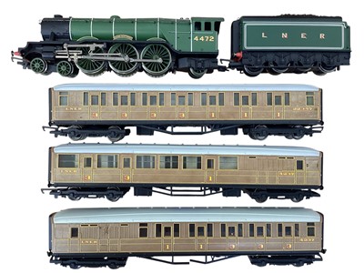 Lot 2008 - Hornby OO Gauge 4-6-2 BR LNER lined green A1 Class Flying Scotsman and motorised tender, plus three teak coaches, all loose (5)